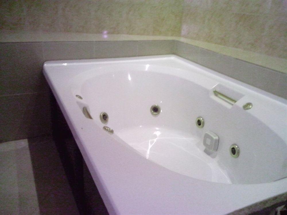 Red Tulip Hotel Angeles Ngoại thất bức ảnh